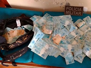 Dinheiro apreendido pela Polícia Militar com suspeitos de estelionat