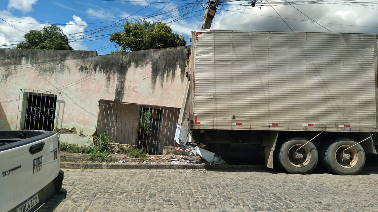 Ipiaú Caminhão desce ladeira desgovernado e atinge poste de iluminação