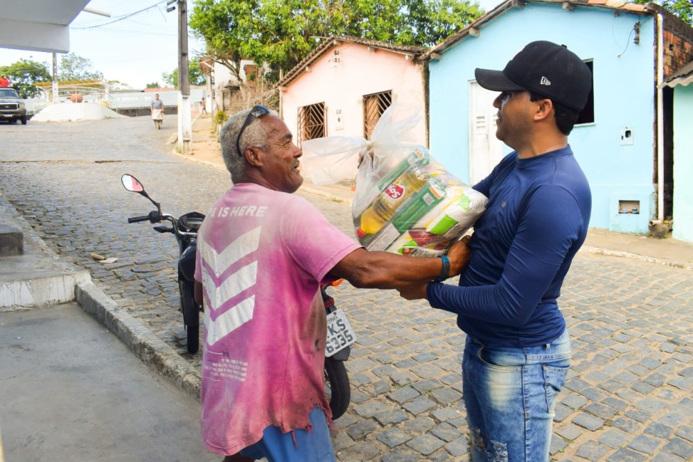 Barra do Rocha promove entrega de cestas básicas e chesters para