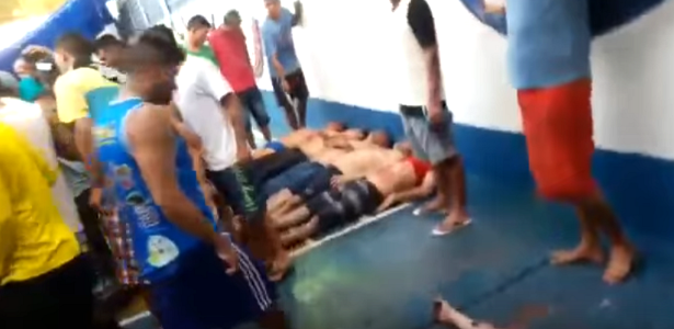 Corpos de presos mortos durante rebelião em presídio de Manaus