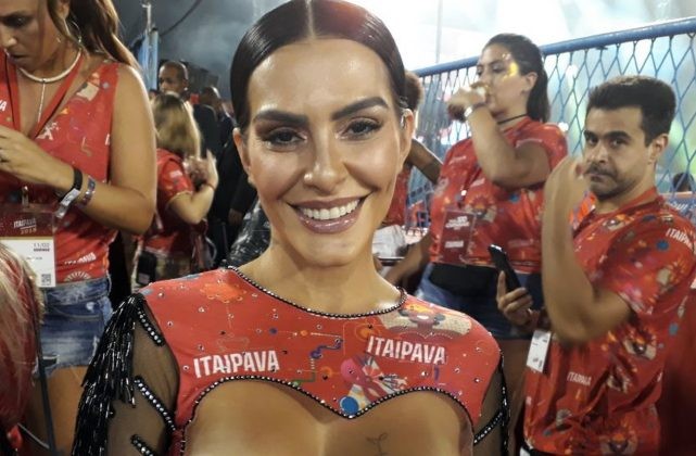 Carnaval Cleo Pires Explica Abadá Ousado Com Seios à Mostra Em Camarote ‘É A Feiticeira Do