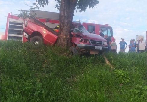 Bahia: Motorista morre após caminhonete colidir em árvore; câmeras registram momento do acidente